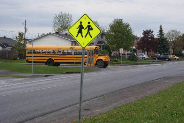 Attention passage piéton et bus scolaire