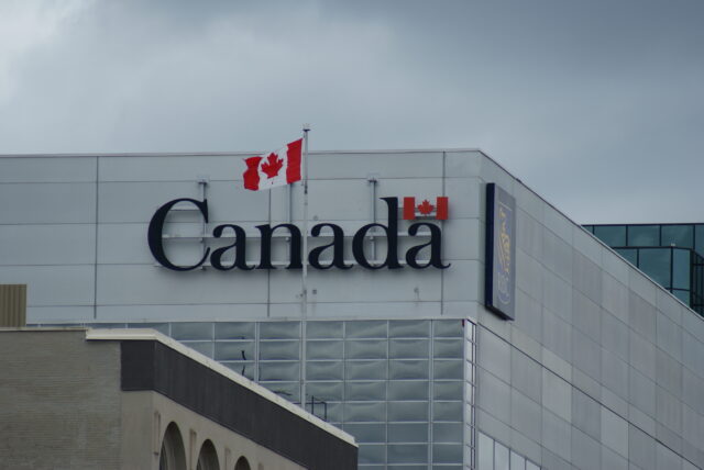Banque canadienne et drapeau du Canada