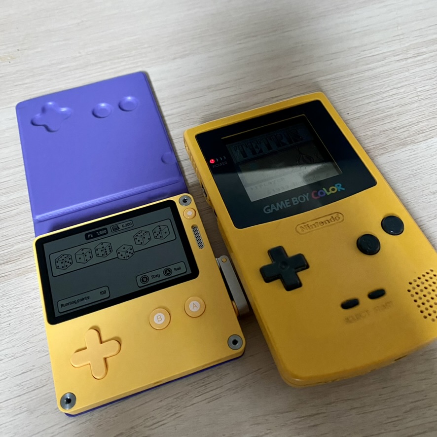 playdate et Game Boy Color jaune